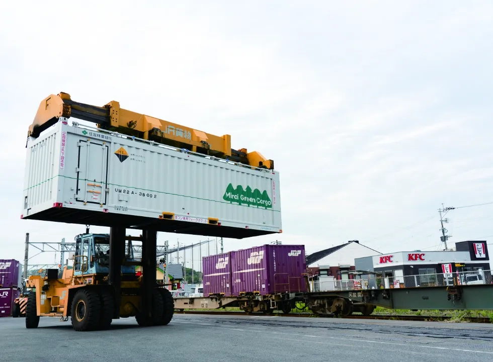 みどりを配送するコンテナ「Mirai Green Cargo」