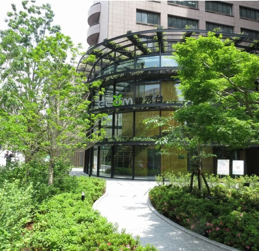 駿河台の緑地とECOM駿河台