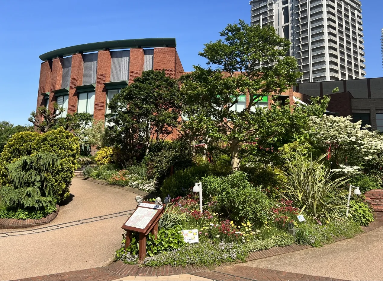 季節の花々が色とりどりの景観を作るガーデン